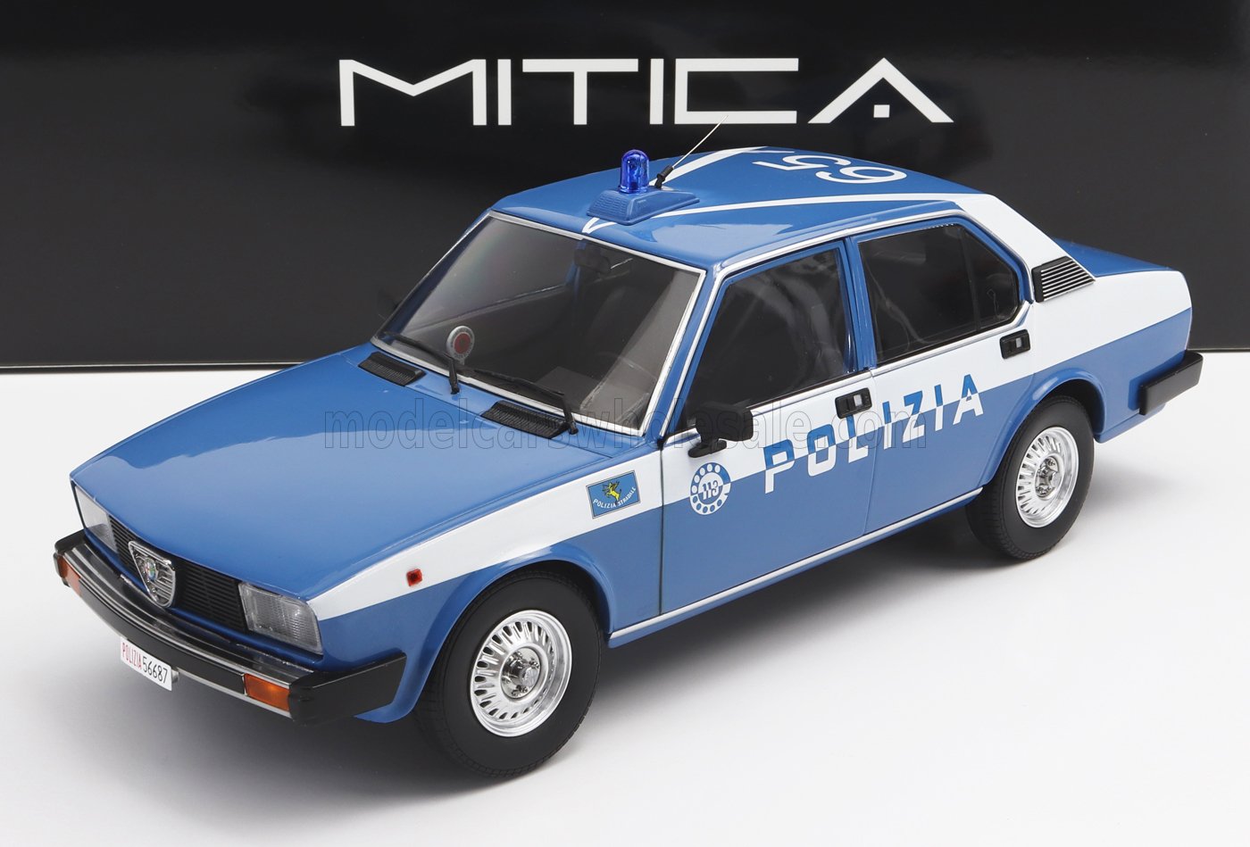 Coche modelo Alfa Romeo Polizia azul y blanco con sirena azul, presentado en Vroomi.