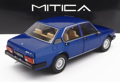 Maqueta del coche Alfa Romeo Alfetta 2.0 azul con interior beige en exposición, disponible a través de Vroomi.