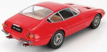 Coche clásico Ferrari 365 GTB/4 rojo con interior marrón claro, ahora disponible en Vroomi.