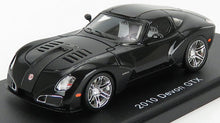 Modelo de coche deportivo Devon GTX negro de 2010 con llantas cromadas expuesto en una plataforma, ofrecido a través de Vroomi.