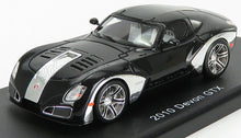 Modelo de coche Devon GTX 2010 en negro y plata sobre un expositor, disponible en Vroomi.