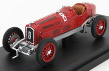 Modelo de coche de carreras vintage rojo con el número 8, ruedas detalladas y asiento marrón, disponible en Vroomi.