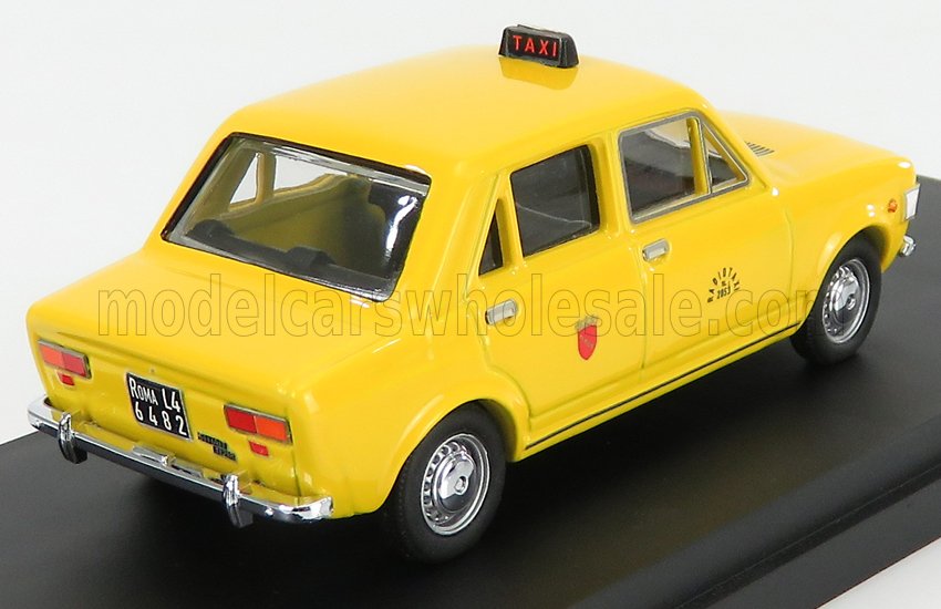 Taxi vintage amarillo con matrícula de Roma expuesto sobre un soporte negro, ahora a la venta en Vroomi.