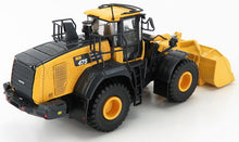 Maqueta a escala de la cargadora sobre ruedas Komatsu WA475 amarilla y negra, réplica detallada fabricada en metal fundido disponible en Vroomi.