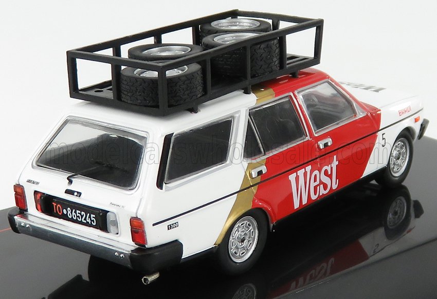 Miniatura de una camioneta deportiva con los colores rojo, blanco y dorado de West, portaequipajes con ruedas de repuesto, disponible en Vroomi.