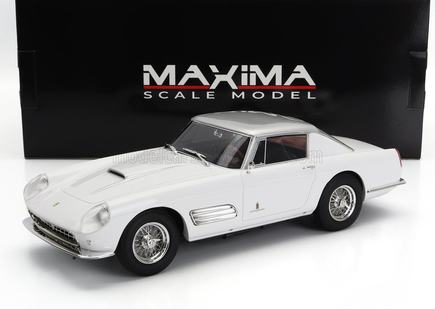 Maqueta clásica de Ferrari en blanco con llantas de radios, expuesta ante la caja de maquetas Maxima Model, a la venta en Vroomi.