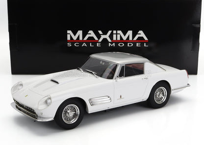 Maqueta clásica de Ferrari en blanco con llantas de radios, expuesta ante la caja de maquetas Maxima Model, a la venta en Vroomi.