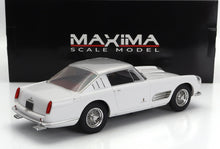 Maqueta de coche Ferrari blanco expuesta sobre una superficie blanca con fondo negro MAXiMA Model, disponible a través de Vroomi.