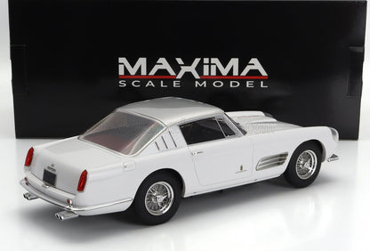 Maqueta de coche Ferrari blanco expuesta sobre una superficie blanca con fondo negro MAXiMA Model, disponible a través de Vroomi.