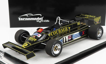 Modelo vintage de coche de carreras Lotus F1 negro y amarillo con las marcas Courage y Tissot, disponible a través de Vroomi.