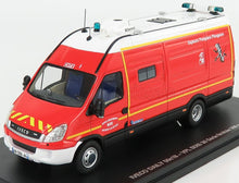 Furgoneta de rescate de emergencia Iveco roja con rayas amarillas y texto en francés, modelo disponible en Vroomi.