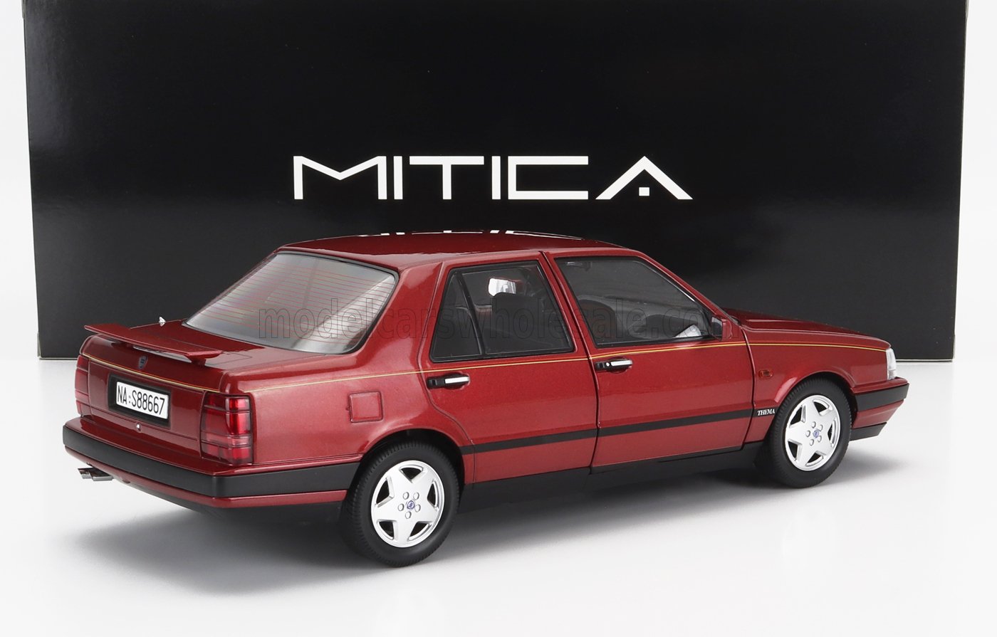 Maqueta de coche Lancia Thema sedán de 4 puertas en color rojo con acabados en negro y la marca MITICA, disponible en Vroomi.