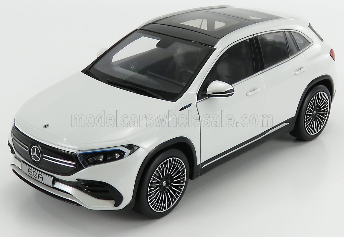 Coche eléctrico Mercedes-Benz EQA SUV blanco con techo solar, disponible en la plataforma Vroomi.