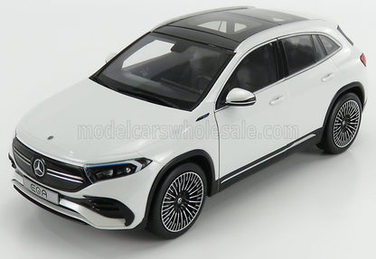 Coche eléctrico Mercedes-Benz EQA SUV blanco con techo solar, disponible en la plataforma Vroomi.