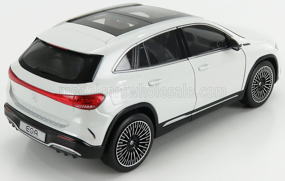 Modelo SUV eléctrico Mercedes EQA blanco con techo solar panorámico y llantas detalladas, disponible en la plataforma Vroomi.