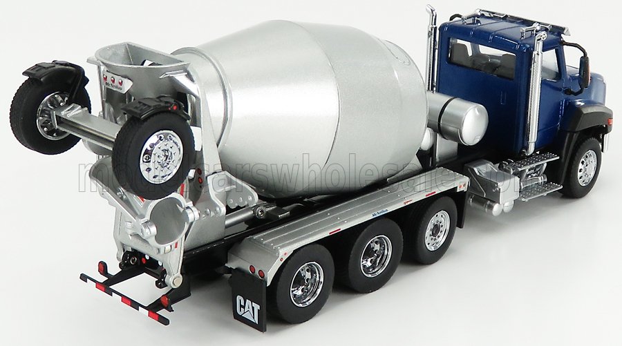 Camión hormigonera modelo Blue CAT con tambor plateado y ruedas traseras triples, ahora disponible en Vroomi.