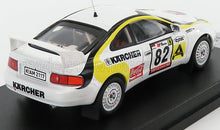 Modelo de coche de rally Toyota a escala 1/18 con adhesivos de carreras, blanco y amarillo, disponible para coleccionistas en Vroomi.
