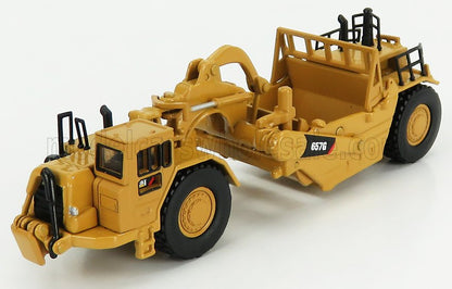 Modelo de motoniveladora Yellow Caterpillar 657G sobre fondo blanco, disponible en la plataforma Vroomi.