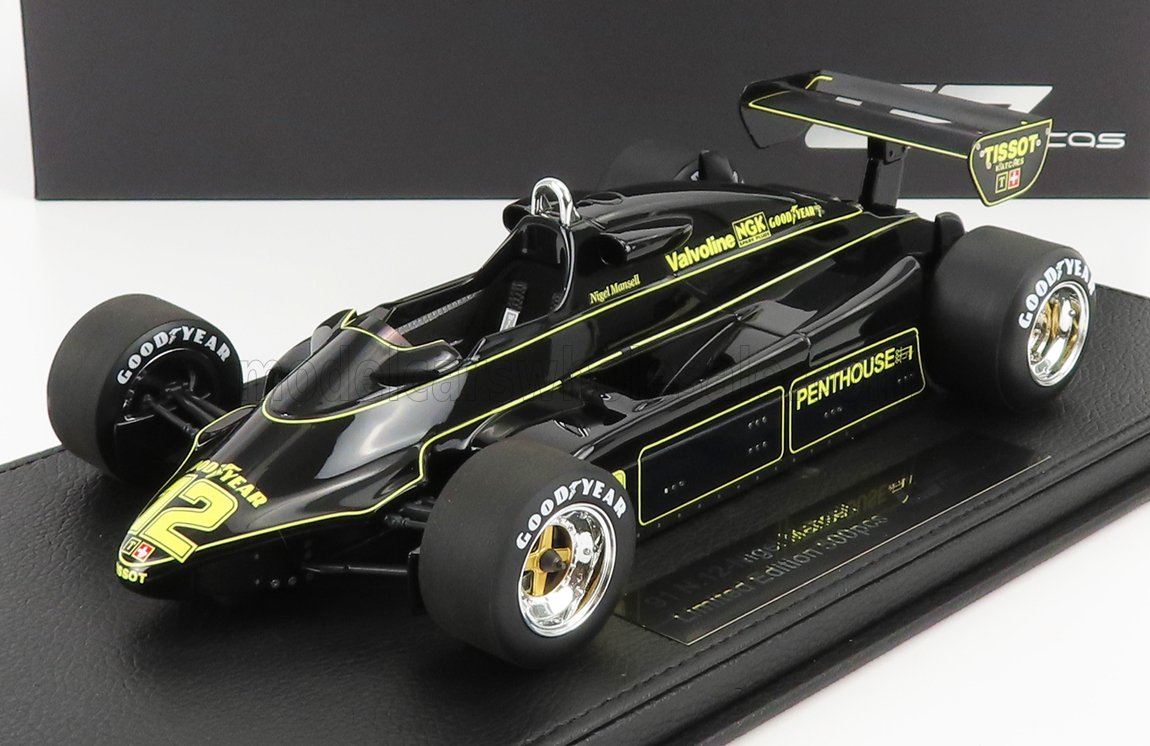 Coche de carreras vintage de Fórmula 1 negro con rayas amarillas y neumáticos Goodyear, disponible a través de Vroomi.