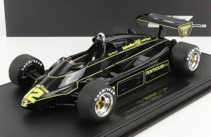 Coche de carreras vintage de Fórmula 1 negro con rayas amarillas y neumáticos Goodyear, disponible a través de Vroomi.