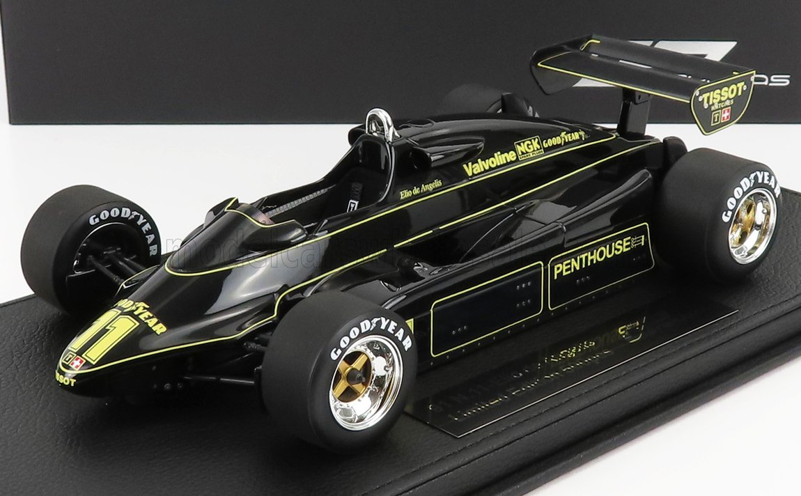 Modelo vintage negro de coche de carreras de Fórmula 1 con detalles dorados, neumáticos Goodyear y la marca Penthouse, ofrecido a través de Vroomi.