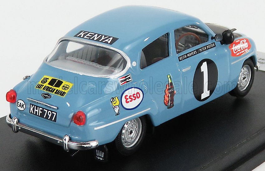 Coche de juguete vintage Saab 96 azul con adhesivos de carreras y pegatina de Kenia, disponible en la plataforma Vroomi.