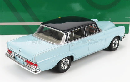 Coche clásico Mercedes-Benz azul claro a escala 1/18, disponible para coleccionistas en Vroomi.