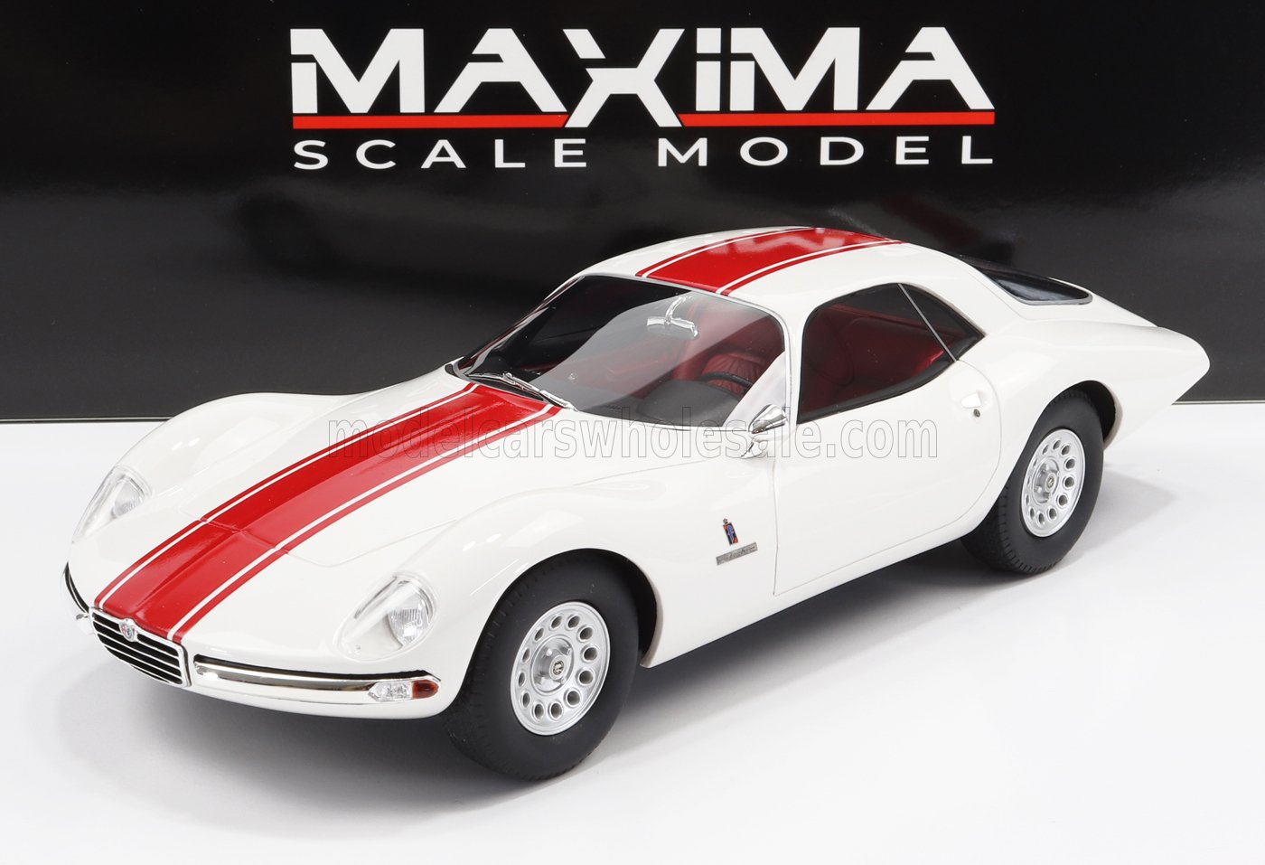 Maqueta de coche deportivo vintage blanco con franja roja de carreras, expuesta junto a Maxima , disponible en Vroomi.