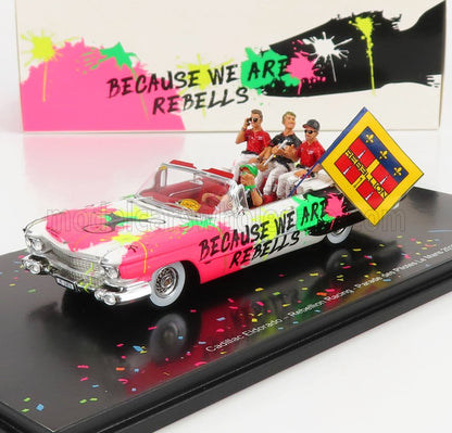 Cadillac Eldorado en miniatura con salpicaduras de colores y el eslogan «Because We Are Rebels» (Porque somos rebeldes), con figuras y bandera, vendido en Vroomi.