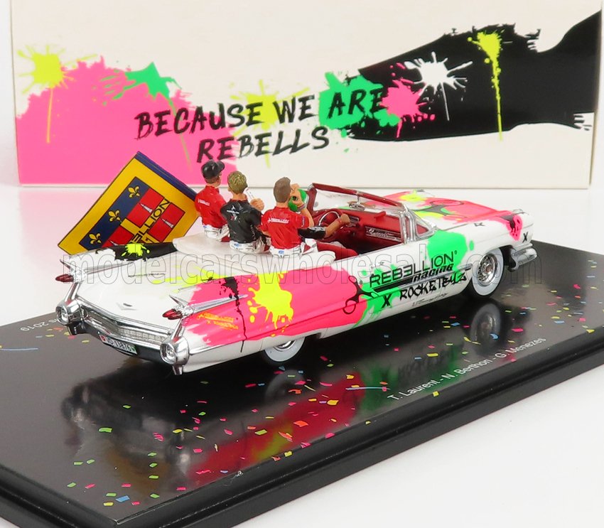 Colorido coche de carreras Cadillac Rebellion Racing con tres figuras de pilotos y pintura estilo graffiti disponible en Vroomi.