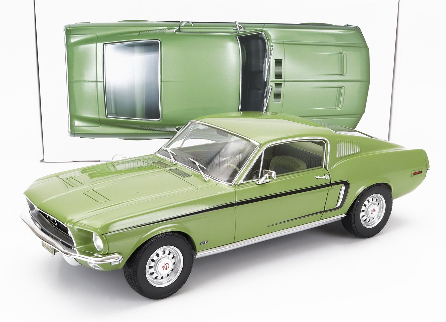 Coche modelo Ford Mustang GT verde de 1968 con franja lateral negra, presentado en la plataforma Vroomi.