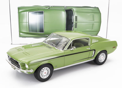 Coche modelo Ford Mustang GT verde de 1968 con franja lateral negra, presentado en la plataforma Vroomi.