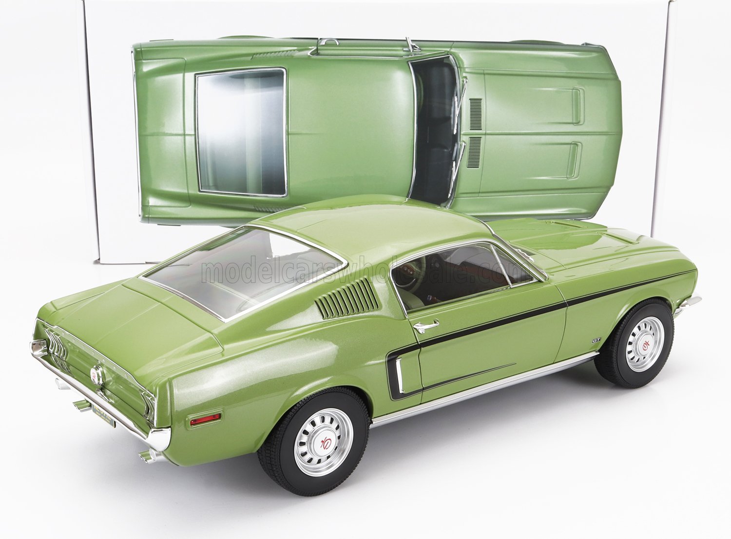 Modelo de coche Ford Mustang GT verde de 1968 con franja negra, mostrado en vista superior, ahora disponible en Vroomi.