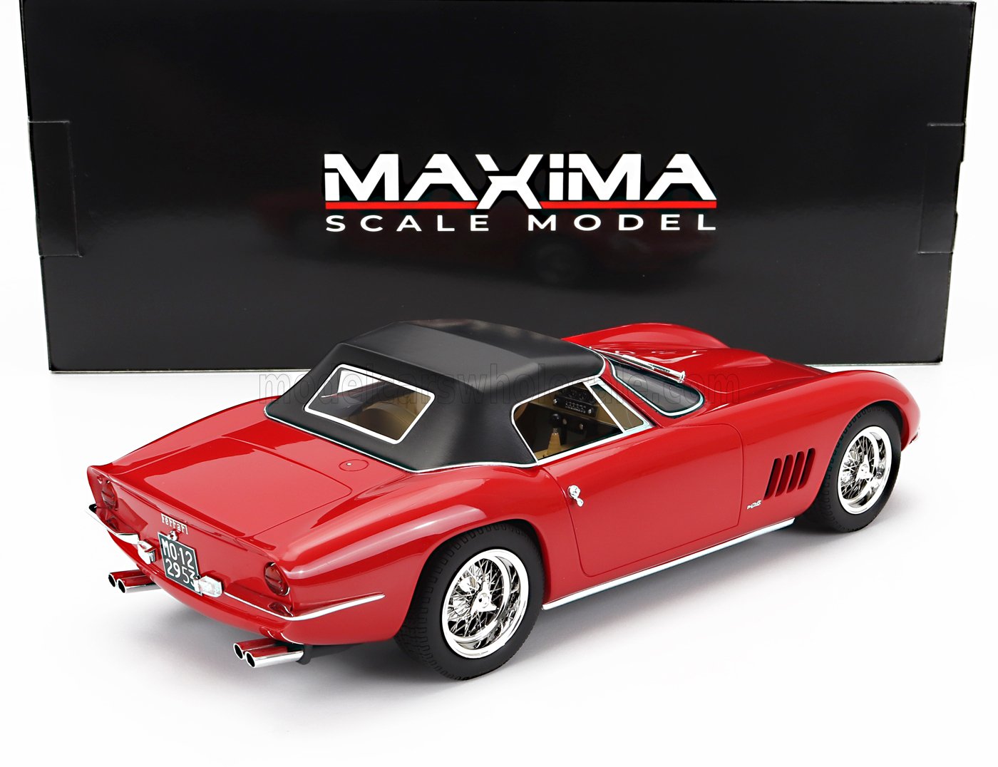 Maqueta a escala de un Ferrari 275 GTB rojo con techo negro expuesta delante de Maxima , disponible en Vroomi.