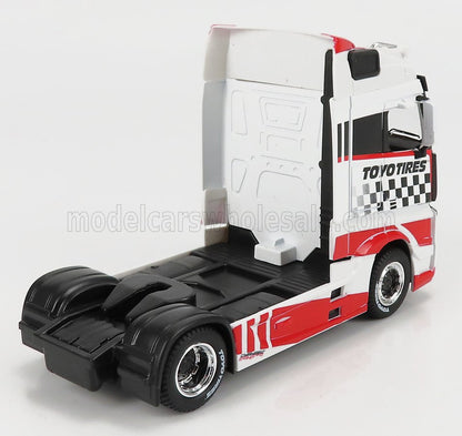 Cabina de camión de juguete blanca y roja con la marca TOYO TIRES y diseño de bandera a cuadros, disponible en Vroomi.