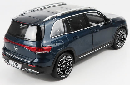 Modelo SUV eléctrico Mercedes EQB azul oscuro con techo panorámico y llantas detalladas, ofrecido a través de Vroomi.