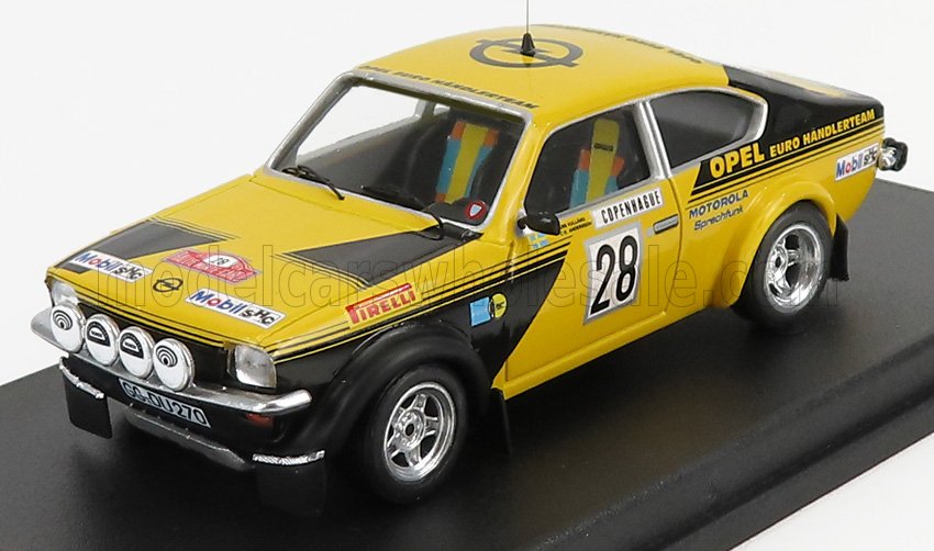 Modelo de coche de carreras Opel amarillo y negro con el número 28, adhesivos de rally, expuesto en una plataforma de exhibición, ofrecido en Vroomi.