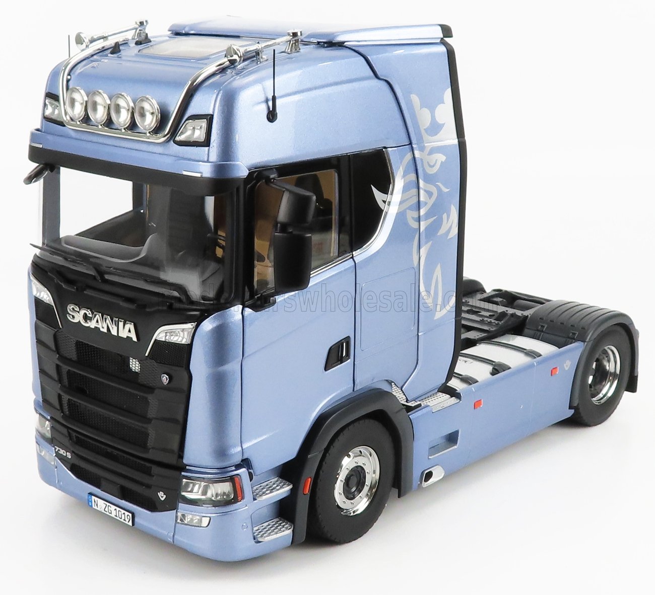 Camión tractor modelo Scania 730S azul con parrilla negra y calcomanía de león plateado, disponible en Vroomi.