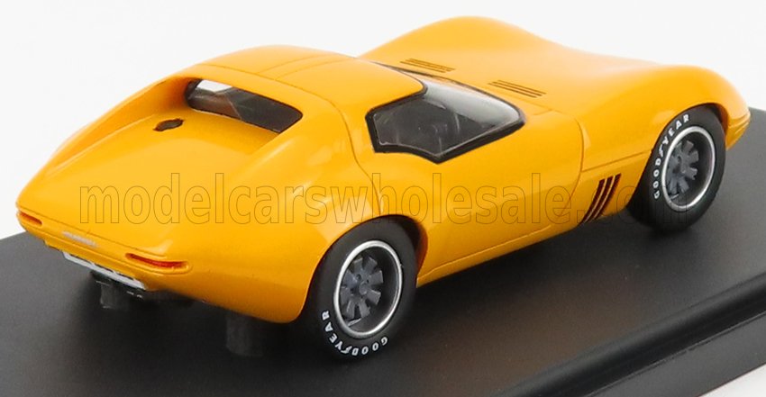 Modelo clásico de coche deportivo amarillo con neumáticos Goodyear en expositor, disponible en la plataforma Vroomi.