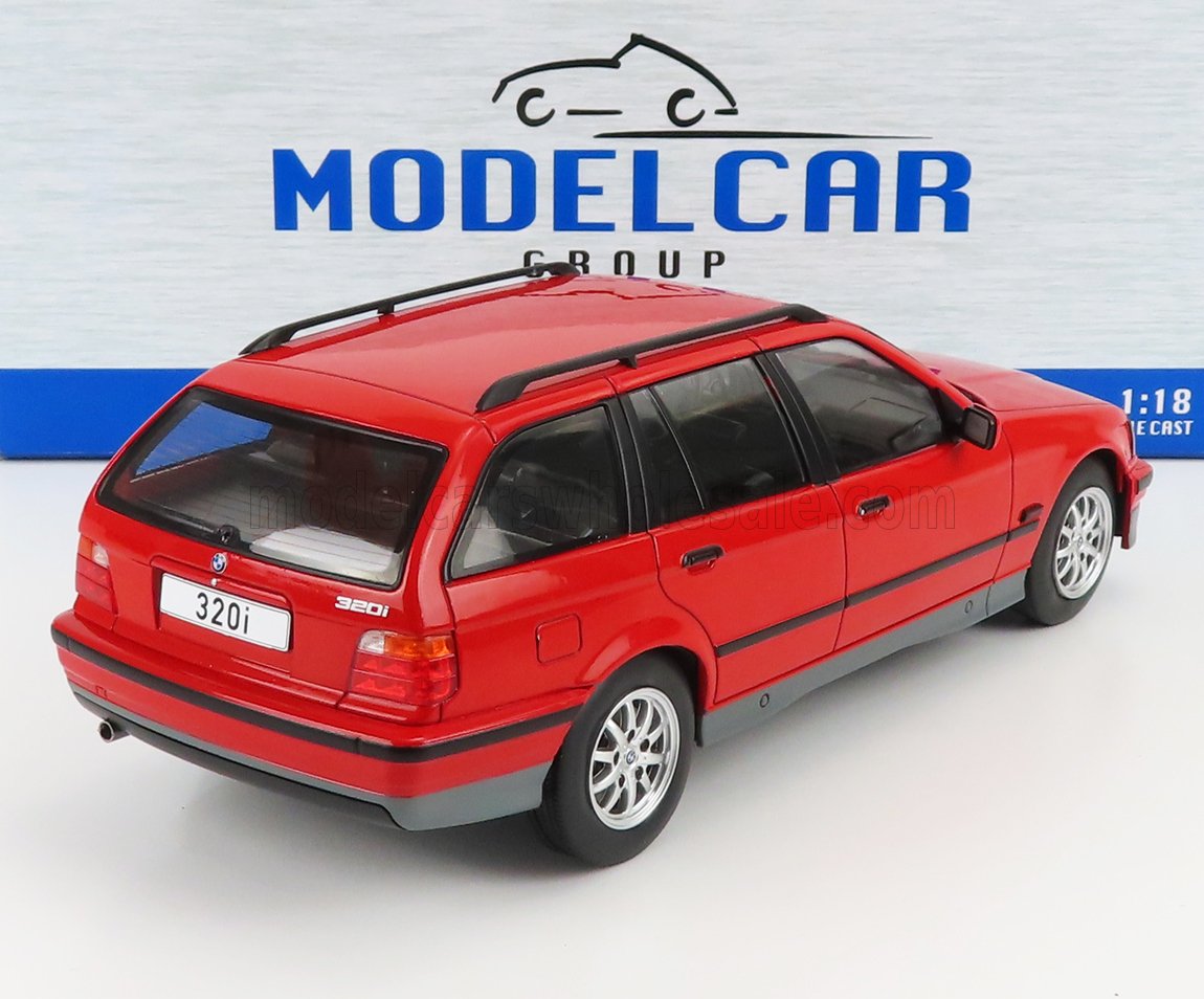 Coche de juguete a escala 1:18 del BMW 320i familiar rojo, disponible en la tienda para coleccionistas Vroomi.