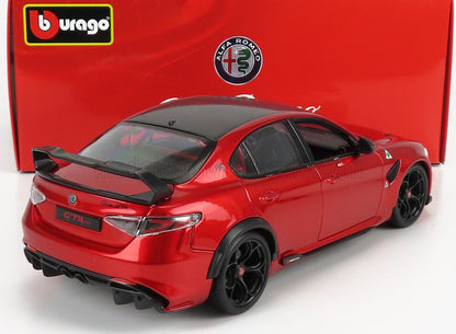 Coche modelo Alfa Romeo Giulia GTA rojo con alerón y llantas negros, disponible en Vroomi.