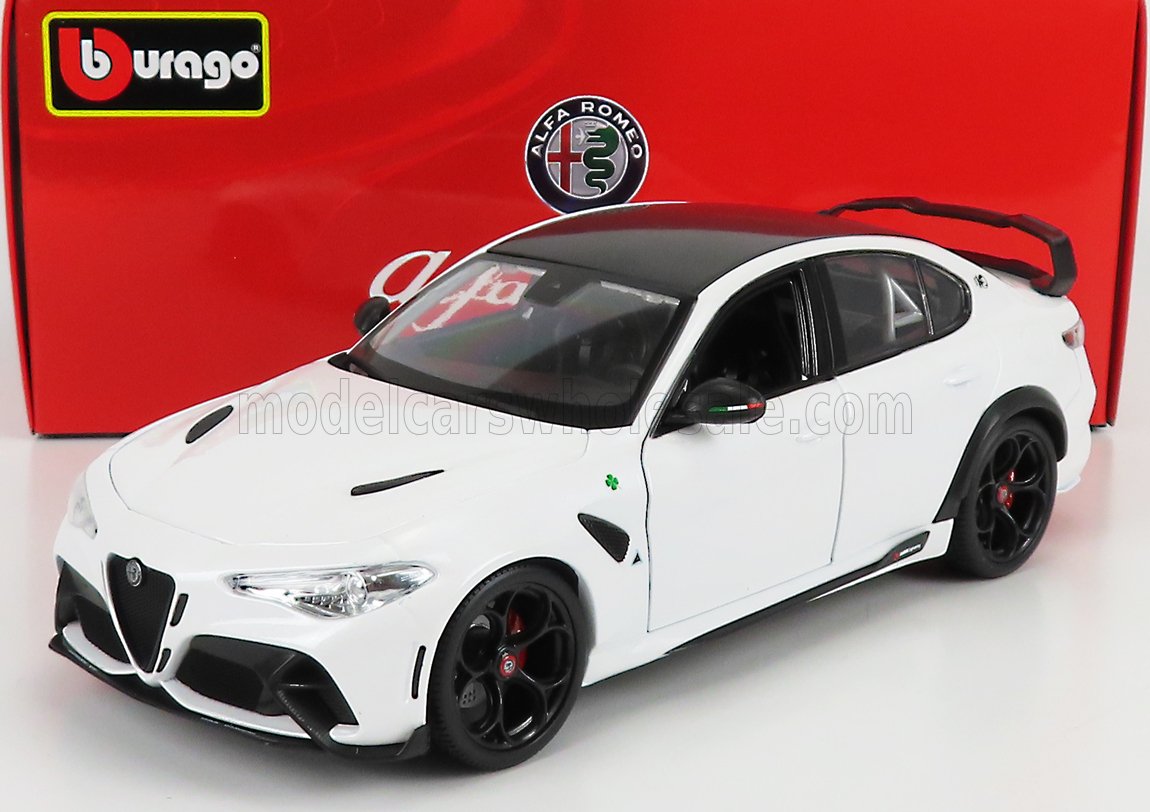 Maqueta de coche Alfa Romeo blanco con techo y alerón negros, expuesta en una caja roja de Burago, disponible en Vroomi.