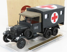 Maqueta a escala de una ambulancia Tatra 30 negra de 1936-45 con cruz roja en el techo y los laterales, a la venta en Vroomi.