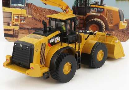 Maqueta a escala de la cargadora sobre ruedas amarilla CAT 982M con neumáticos detallados, disponible a través de Vroomi.