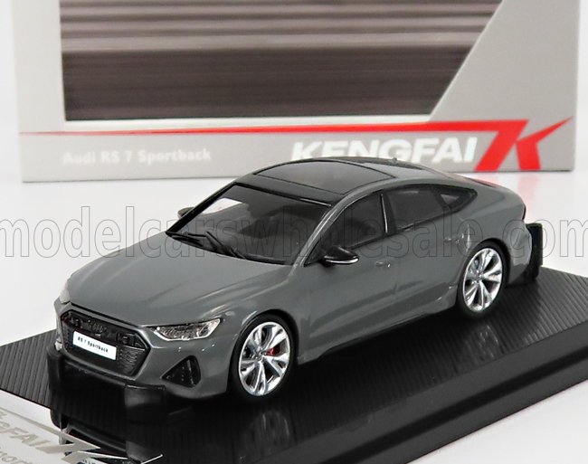 Maqueta del Audi RS 7 Sportback gris en expositor, disponible en Vroomi.