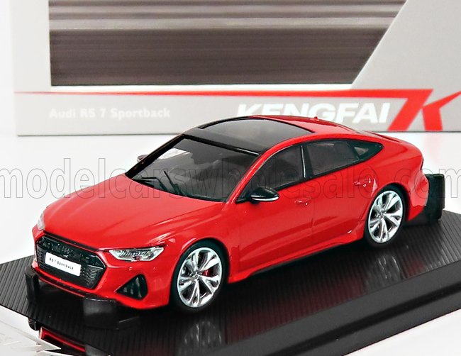 Modelo de coche Audi RS 7 Sportback rojo expuesto sobre una plataforma negra, ahora disponible en Vroomi.