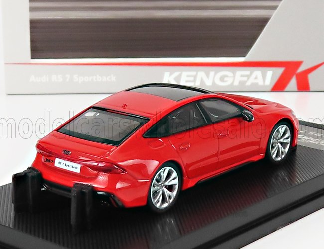 Modelo de coche Audi RS 7 Sportback rojo en expositor, ofrecido a través de la plataforma Vroomi.