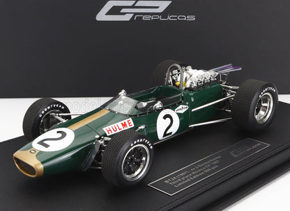 Modelo de coche de carreras Lotus 49 de Fórmula 1 verde y dorado con el número 2 y la pegatina de Hulme, disponible en Vroomi.