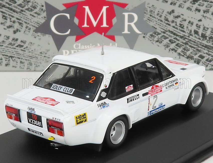 Modelo de coche de rally vintage blanco con adhesivos de carreras y el número 2 en negro, presentado en Vroomi.