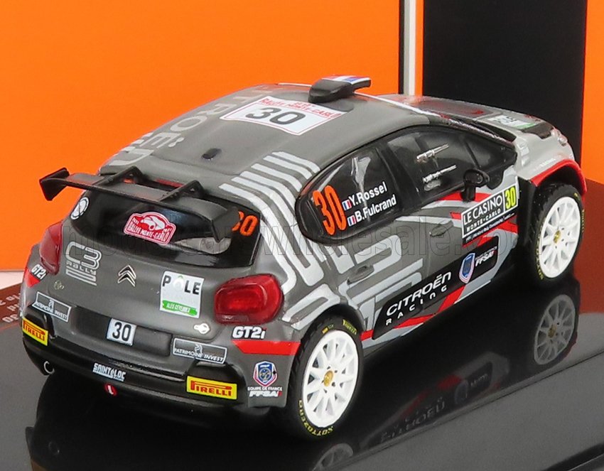 Modelo de coche de carreras Citroën con el número 30, logotipos de patrocinadores, ruedas blancas, expuesto sobre una plataforma negra, a la venta en Vroomi.